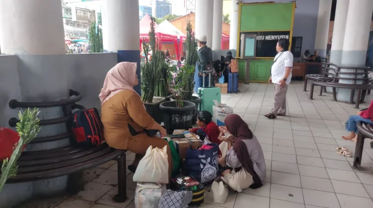 Ribuan Penumpang Tiba di Terminal Bekasi Selama Arus Balik Lebaran