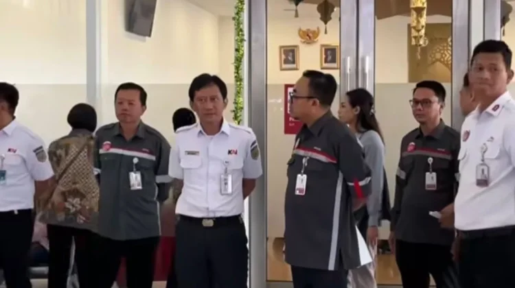 Dirut KAI Tinjau Layanan Kereta Cepat Whoosh saat Arus Balik 2026