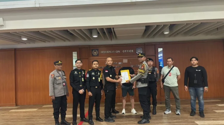 Imigrasi Ngurah Rai Amankan Buronan Interpol Asal Inggris di Bandara Bali