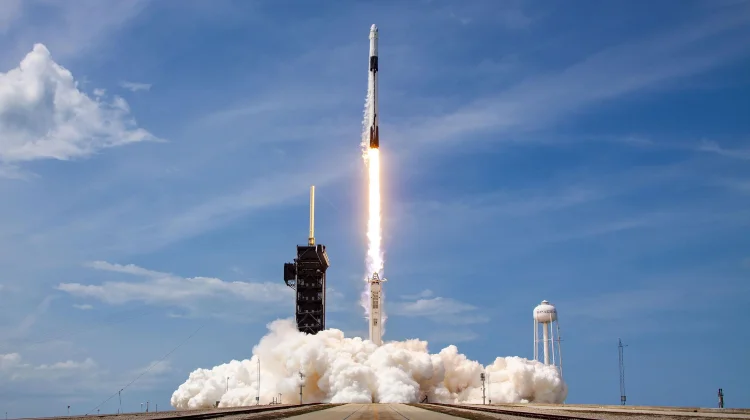 NASA Kirim Teknologi dan Eksperimen Sains ke Orbit Bumi Rendah dengan Falcon 9