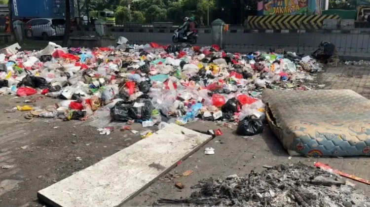 Sampah Menumpuk di Taman Koja usai Lebaran, Pengangkutan Terkendala