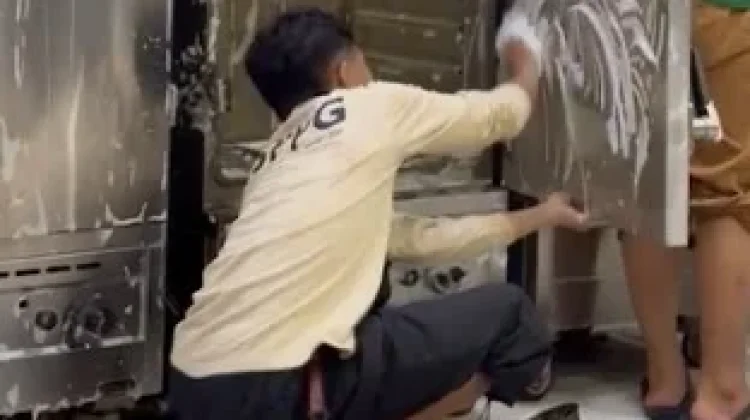 Jelang MBG Kembali Beroperasi, Relawan SPPG Jakbar Gotong Royong Bersihkan Dapur