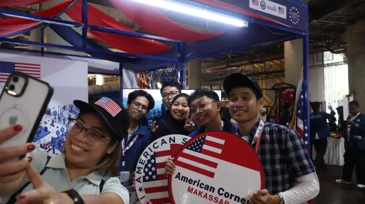 AS Rayakan 250 Tahun, Para Pengunjung Serbu “American Corner Makassar”