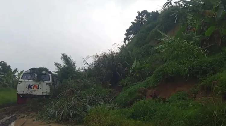 KA Ciremai Terhenti Total Akibat Longsor Bandung
