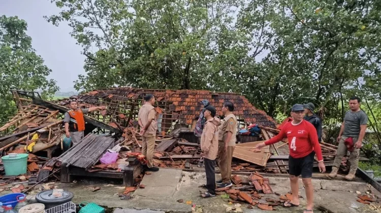 Angin Kencang Terjang Klaten, Puluhan Rumah Warga Rusak