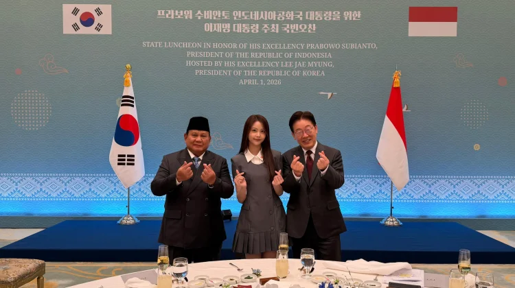 Makna 'Finger Heart' di Balik Momen Carmen H2H Bersama Dua Kepala Negara