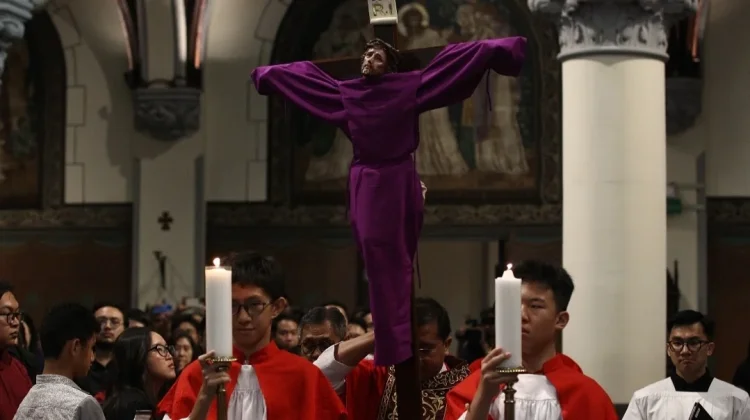 Mengapa Salib dan Patung di Gereja Ditutup Menjelang Paskah? Begini Penjelasannya