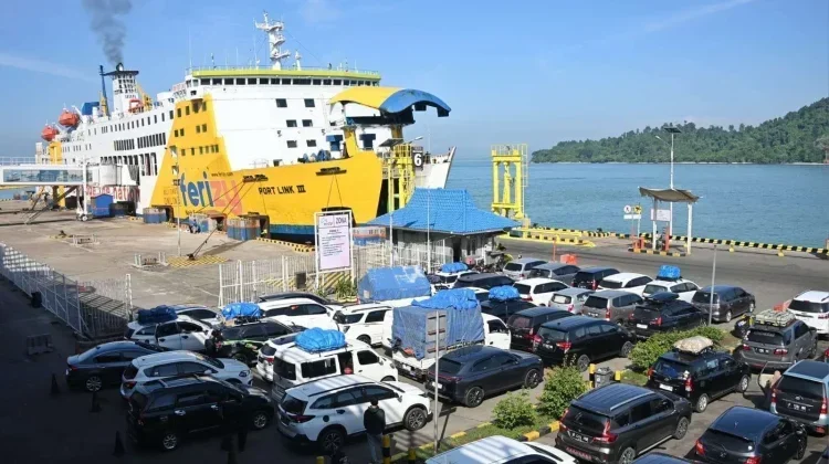 Arus Mudik-Balik Lebaran, DPR Sorot Antrean Panjang Kendaraan di Pelabuhan Merak