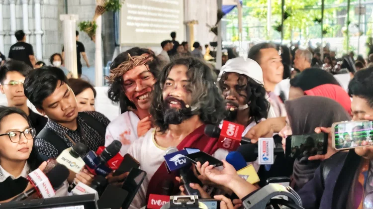 Aaron Beberkan Pengalaman Puasa-Menangis Perankan Yesus di Jalan Salib Katedral