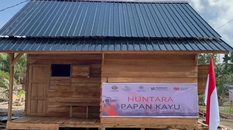 Kayu Hanyutan Banjir Sumatra Dimanfaatkan Jadi Material Huntara Warga Terdampak