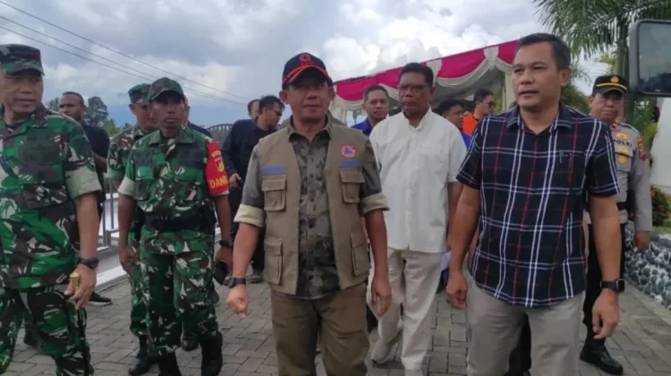 Kepala BNPB Tinjau Gereja Terdampak Gempa M7,6 di Minahasa