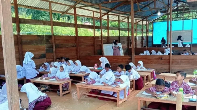 Ratusan Siswa di Nagan Raya Masih Belajar di Tenda Darurat