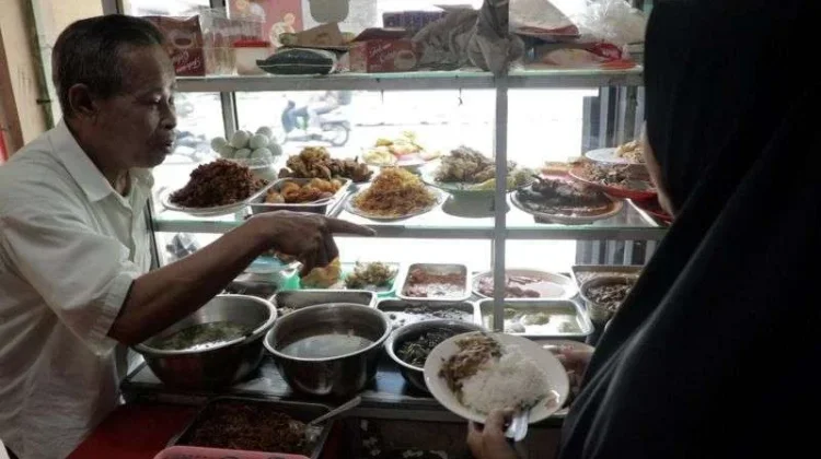 WFH ASN dan Swasta Pangkas Pendapatan Warteg Jutaan Rupiah