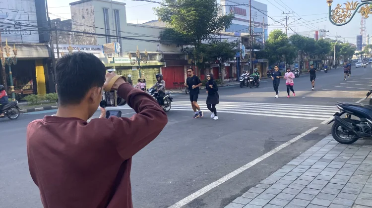 BERITA FOTO: Libur Paskah di Kayutangan, Antara Lensa dan Keringat