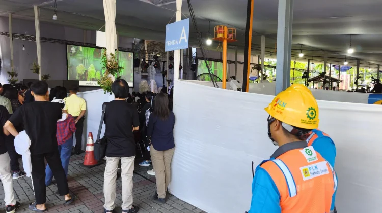 PLN Jaga Listrik Ibadat Jumat Agung di Gereja Katedral Jakarta