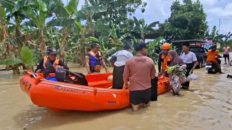 Banjir akibat Tanggul Jebol di Demak, Ribuan Warga Dievakuasi