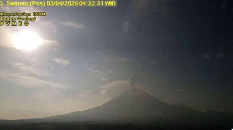 Aktivitas Meningkat, Gunung Semeru Masih Berstatus Siaga