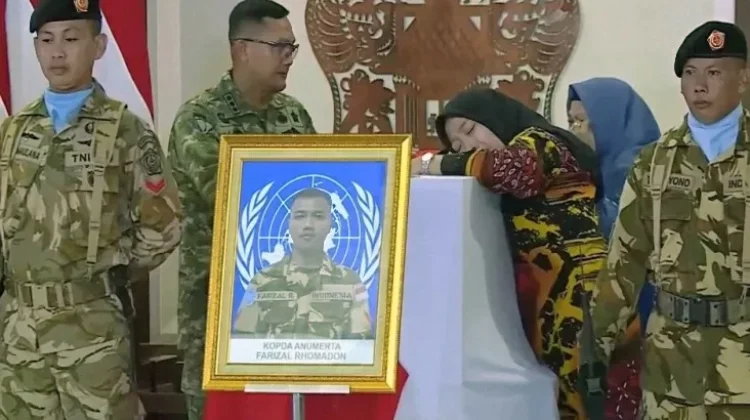 Tangis Keluarga Iringi Upacara Penghormatan Terakhir Jenazah Prajurit TNI