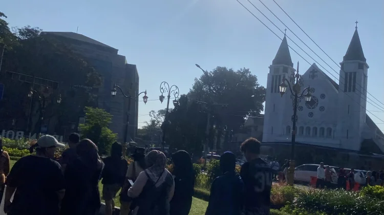BERITA FOTO: Hangatnya Paskah di Malang, Ribuan Warga Berbagi Ruang Dalam Harmoni