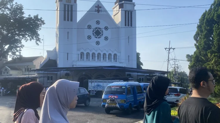 BERITA FOTO: Hangatnya Paskah di Malang, Ribuan Warga Berbagi Ruang Dalam Harmoni