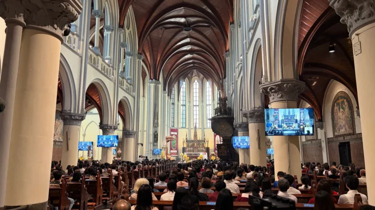 Ribuan Umat Padati Gereja Katedral Jakarta saat Misa Paskah