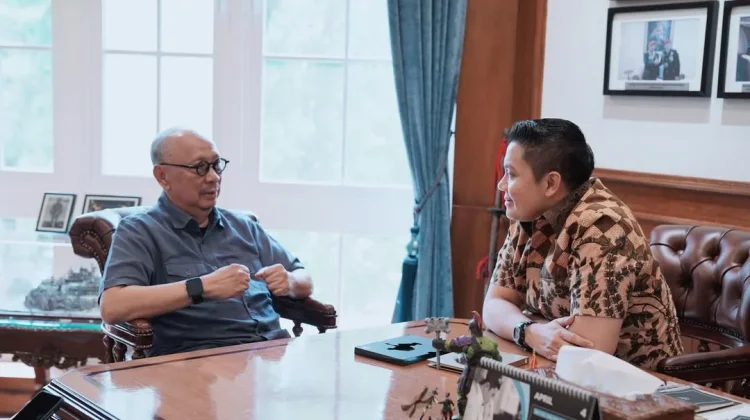 Seskab Teddy Terima Kunjungan Musisi Legendaris Ebiet G Ade