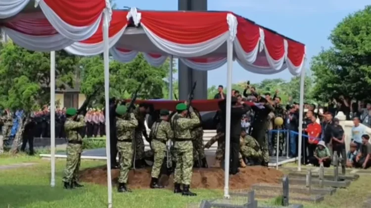 Jenazah Kopda Farizal Rhomadhon Dimakamkan Secara Militer di TMP Giripeni