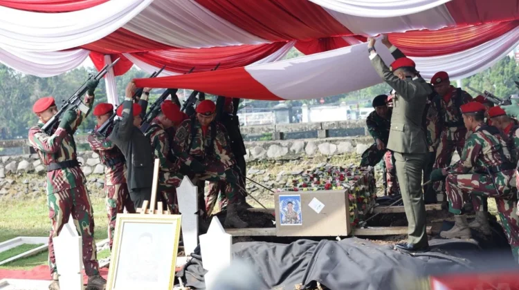 Jenazah Mayor Zulmi Dikebumikan di TMP Cikutra, Panglima TNI Pimpin Upacara