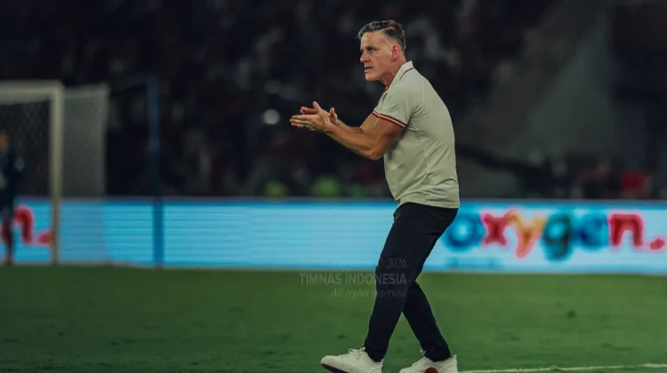 Nikmati Liburan, John Herdman Main Bola di Pantai dengan Warga Lombok