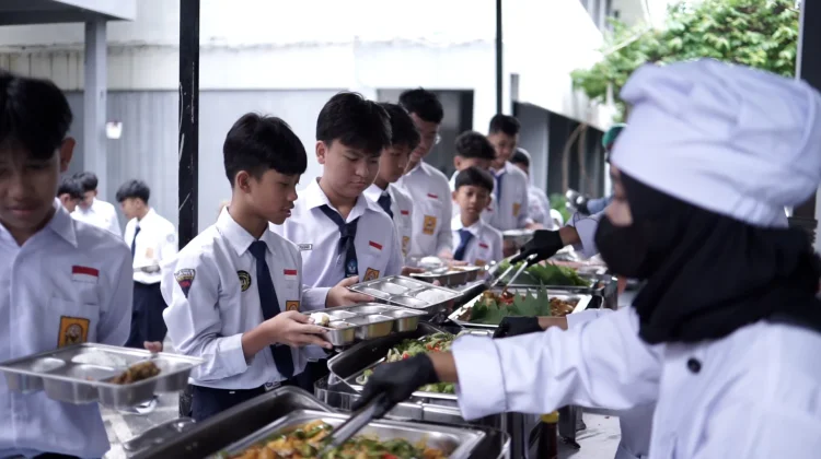 Pemerintah Pastikan Program MBG Tetap Berjalan walau Ada Efisiensi Imbas Perang