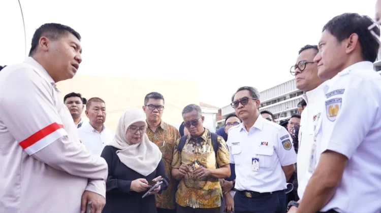 Dirut KAI Dampingi Menteri Maruarar Tinjau Bantaran Rel Jakarta