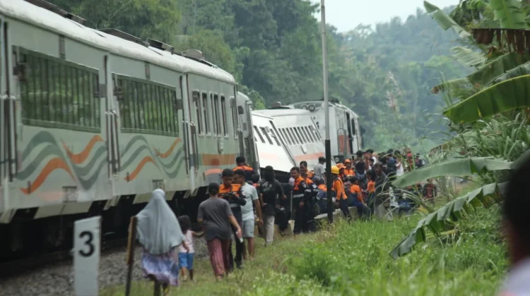 KA Bangunkarta Anjlok di Bumiayu, KAI Percepat Evakuasi Rangkaian