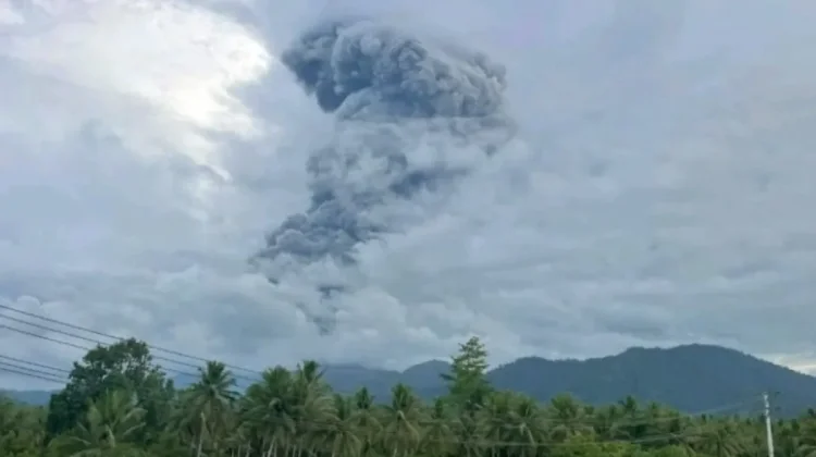 Gunung Dukono Erupsi, Warga Diminta Jauhi Kawah dalam Radius 4 Km