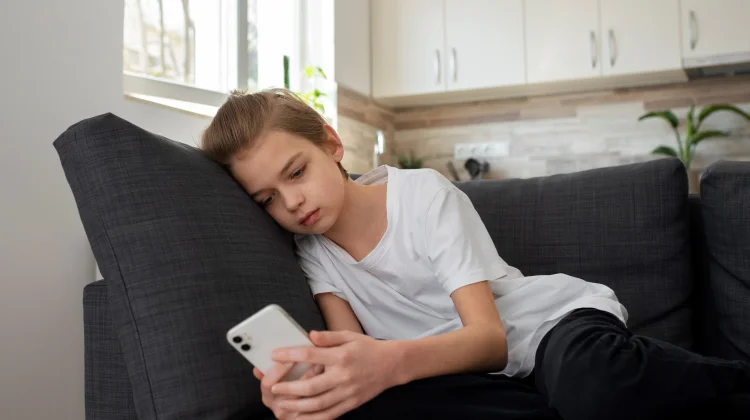 Anak Terpapar Gadget Terlalu Lama, Risiko Obesitas Meningkat