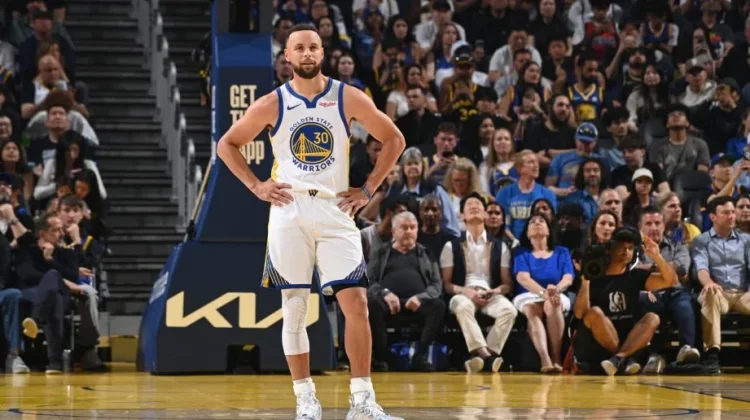Curry Kembali, Warriors Tumbang