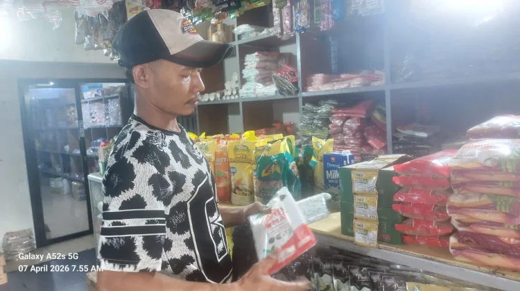 Harga Plastik Melonjak, Pedagang Kecil di Bekasi Menjerit