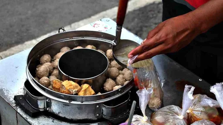 Harga Plastik Melonjak, Pedagang Bakso Keluhkan Penjualan