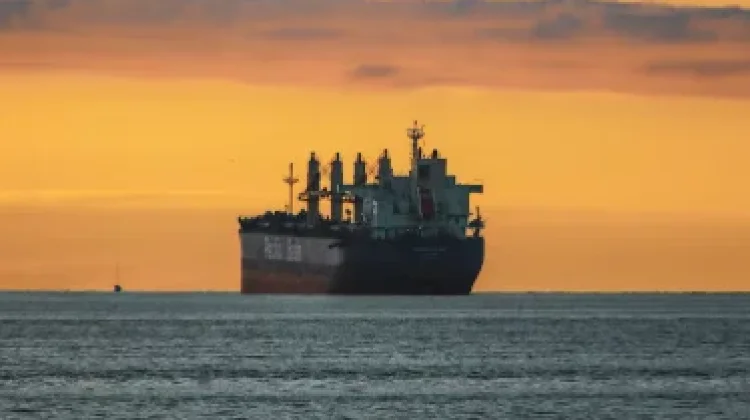 Diizinkan Iran, 15 Kapal Lintasi Selat Hormuz