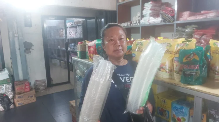 Kenaikan Harga Plastik di Bekasi Bikin Pedagang Jajanan 'Bocil' Kebingungan