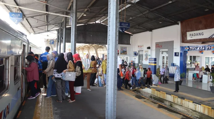 Penumpang Kereta Sumbar Naik 11 Persen saat Lebaran