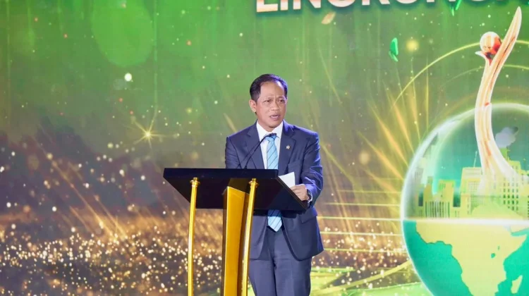 Dirut PLN Raih Penghargaan Green Leadership PROPER