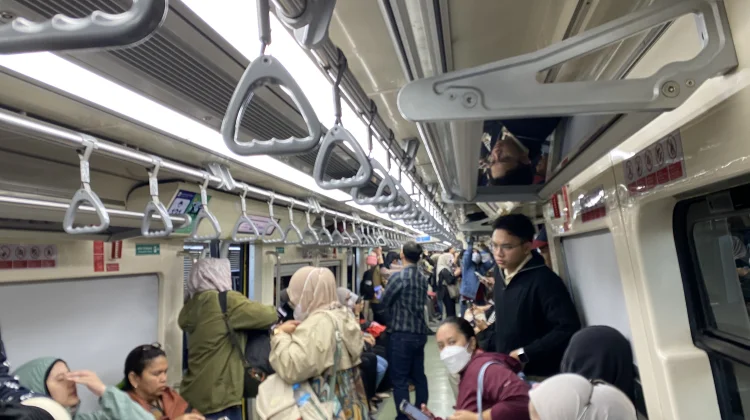 Hari Pertama WFH, Penumpang LRT Jatimulya Tetap Ramai