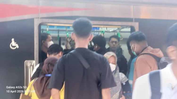 Hari Pertama WFH bagi ASN, Stasiun Bekasi Tetap Ramai
