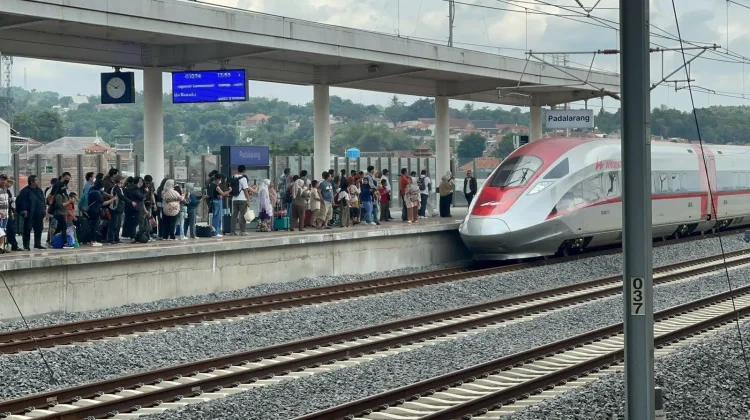 Sebabkan Keterlambatan, KCIC Kecam Tindakan Penumpang Menahan Pintu Whoosh