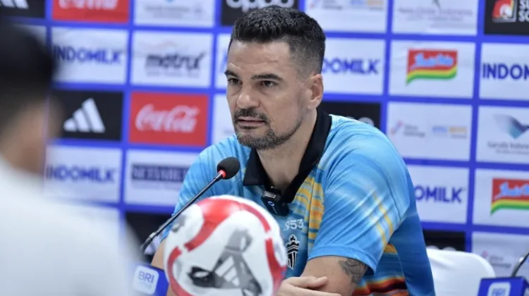 Persita Jamu Arema, Carlos Pena Minta Suporter Tetap Datang ke Banten