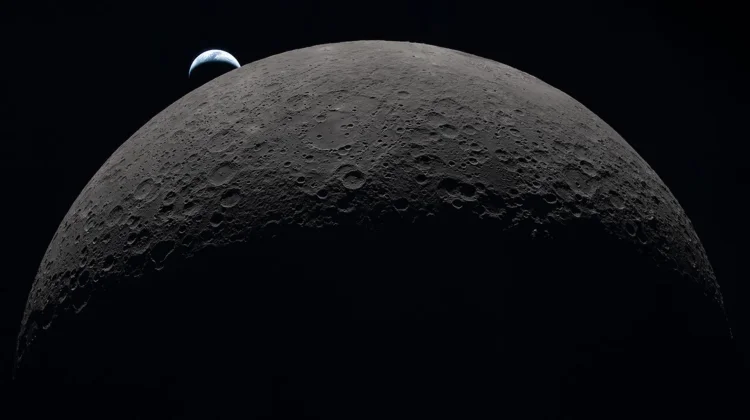 Bumi Tampak Berbentuk Sabit dari Jendela Kapsul Orion dalam Misi Artemis II
