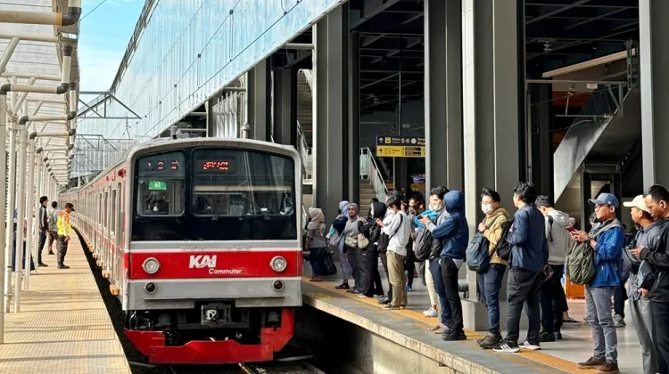 KAI Catat Pengguna KRL Turun Dampak WFH ASN