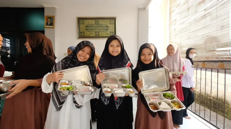 Santri di Karanganyar Sambut Hangat Program MBG