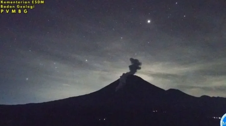 Semeru Erupsi Sabtu Malam, Luncurkan Awan Panas Sejauh 2,5 Km