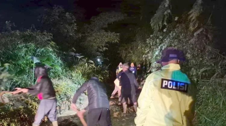 Petugas Gabungan Bersihkan Longsor Jalur Banjarwangi-Singajaya Garut